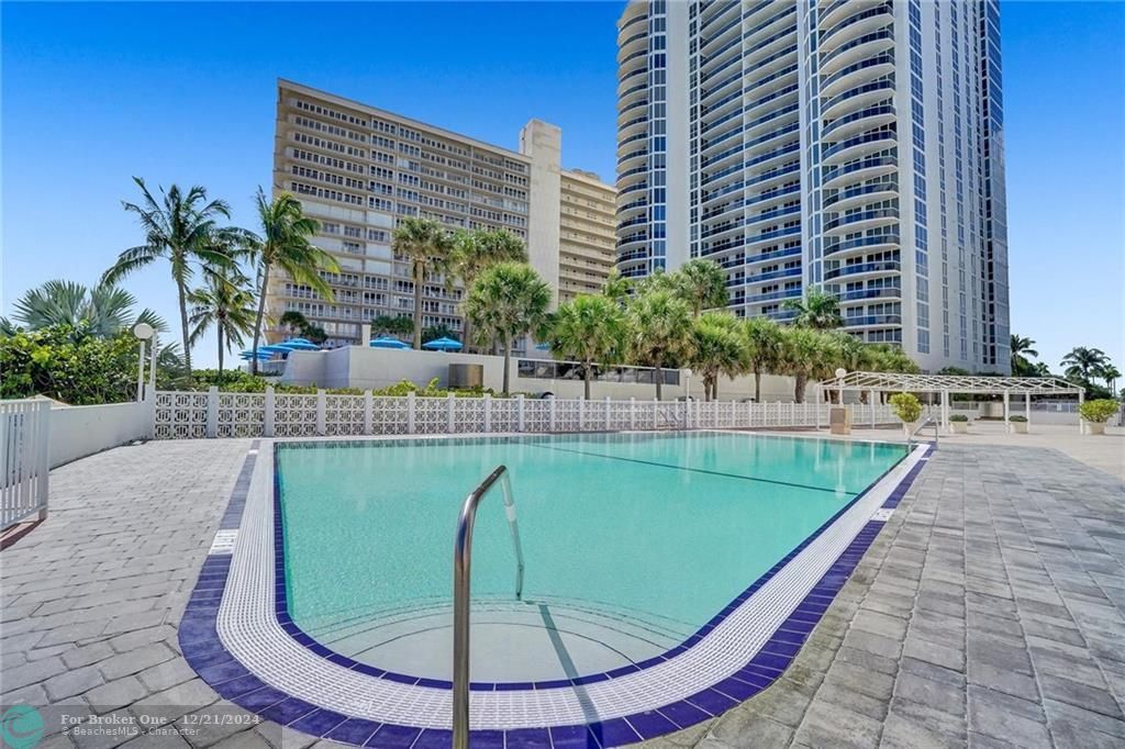 Active With Contract: $2,300 (1 beds, 1 baths, 950 Square Feet)