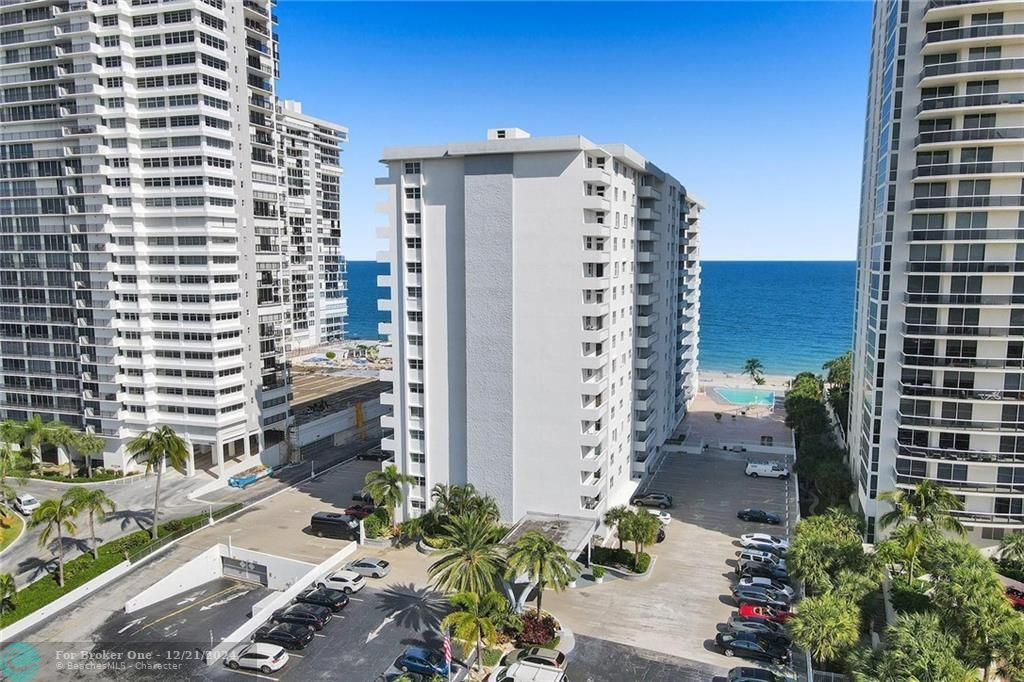 Active With Contract: $2,300 (1 beds, 1 baths, 950 Square Feet)