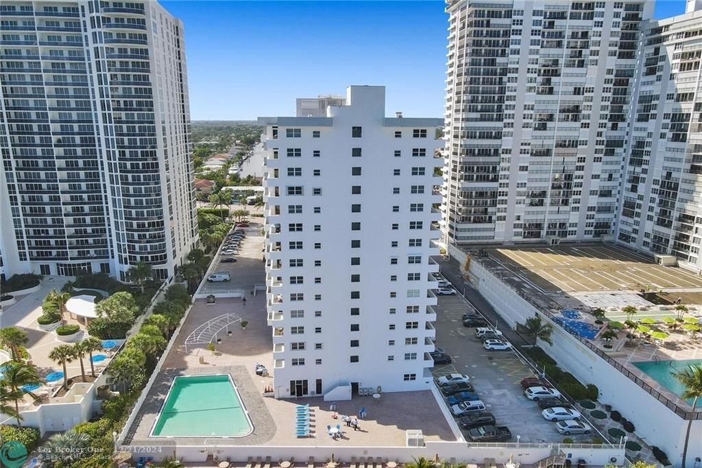 Active With Contract: $2,300 (1 beds, 1 baths, 950 Square Feet)