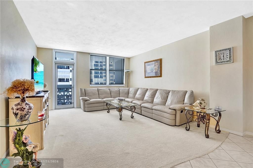 Active With Contract: $2,300 (1 beds, 1 baths, 950 Square Feet)