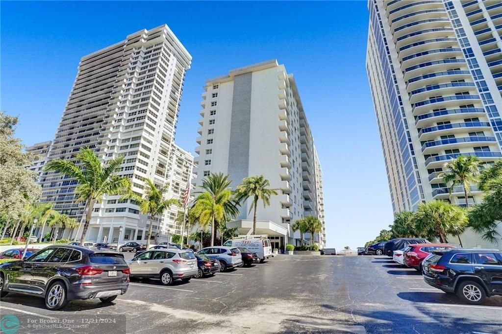 Active With Contract: $2,300 (1 beds, 1 baths, 950 Square Feet)