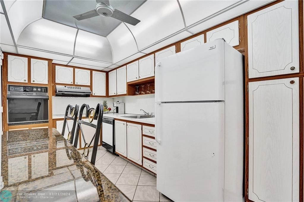 Active With Contract: $2,300 (1 beds, 1 baths, 950 Square Feet)