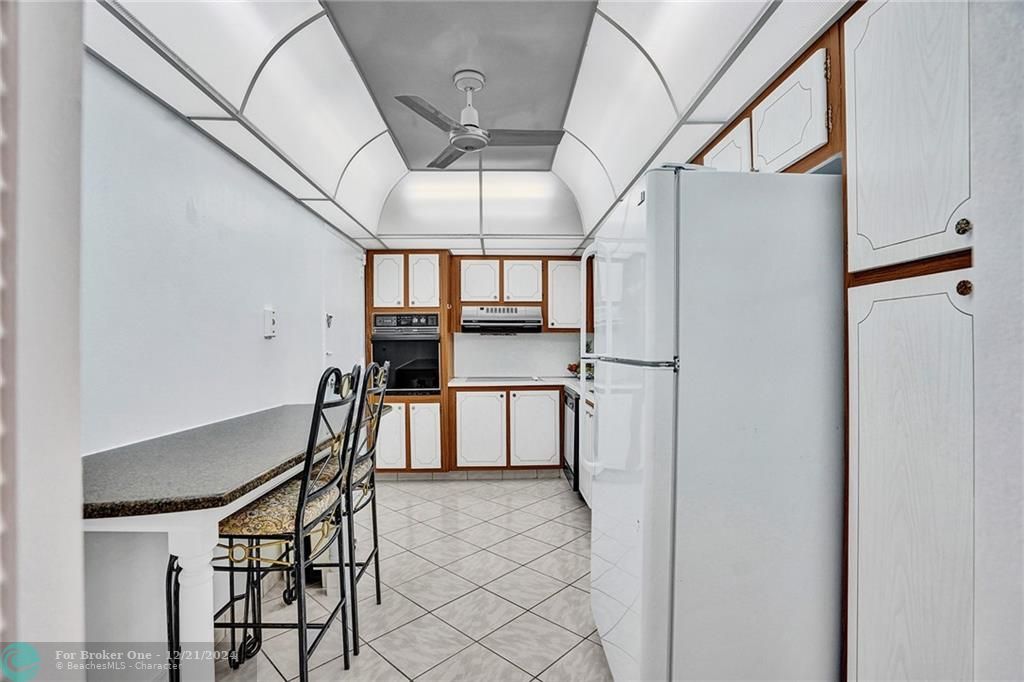 Active With Contract: $2,300 (1 beds, 1 baths, 950 Square Feet)