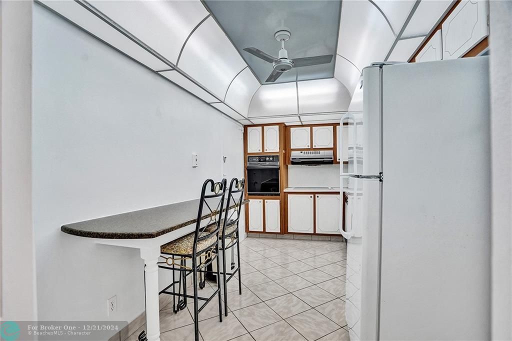 Active With Contract: $2,300 (1 beds, 1 baths, 950 Square Feet)