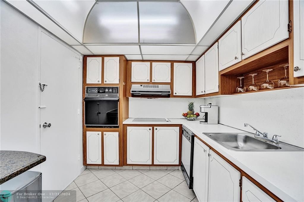 Active With Contract: $2,300 (1 beds, 1 baths, 950 Square Feet)