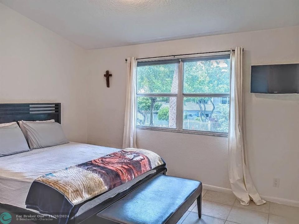 For Sale: $420,000 (2 beds, 1 baths, 1056 Square Feet)