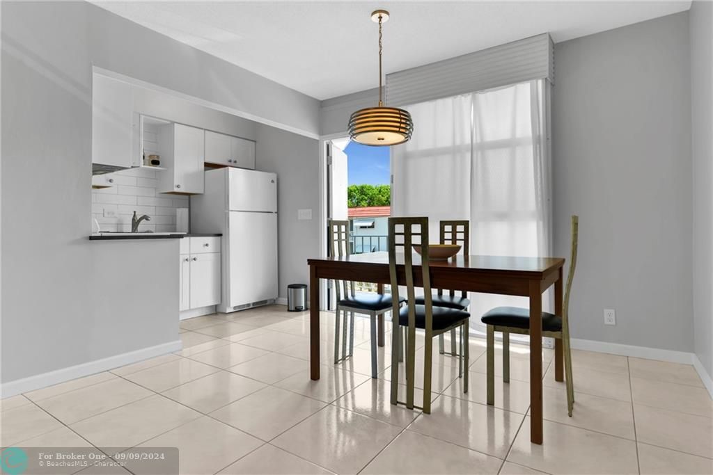 Active With Contract: $1,595 (1 beds, 1 baths, 565 Square Feet)