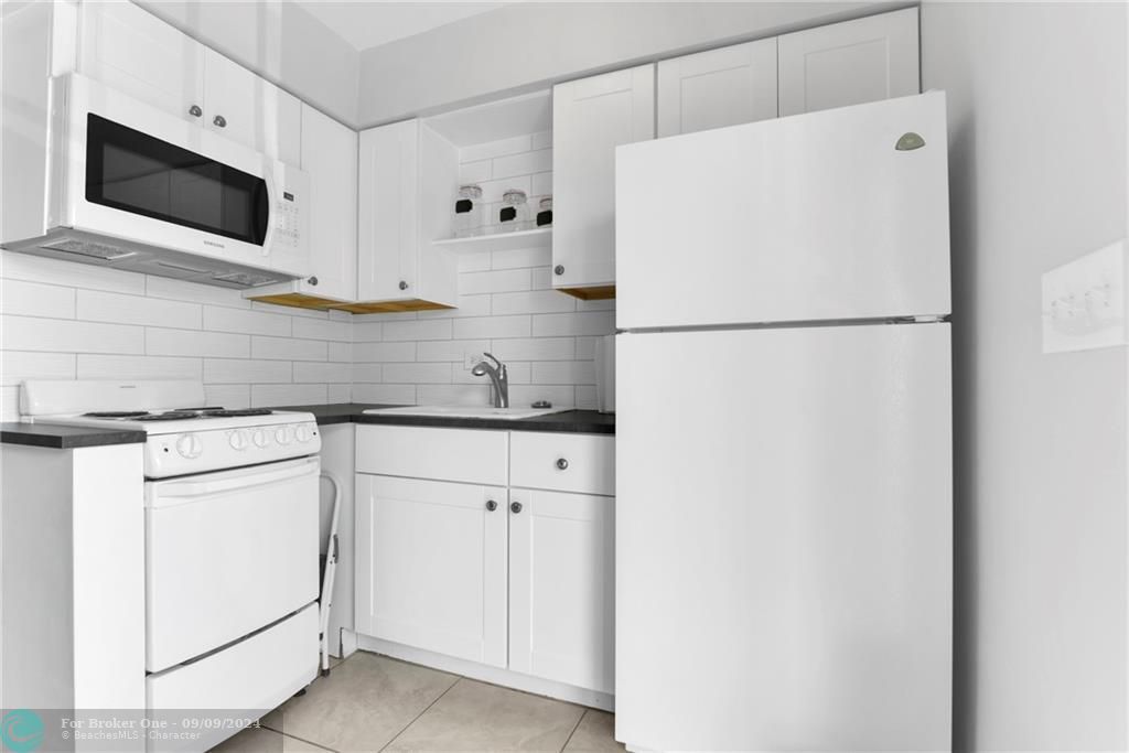 Active With Contract: $1,595 (1 beds, 1 baths, 565 Square Feet)