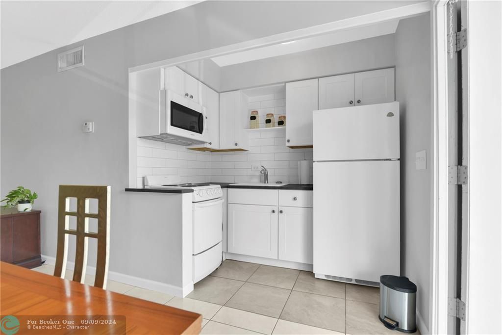 Active With Contract: $1,595 (1 beds, 1 baths, 565 Square Feet)