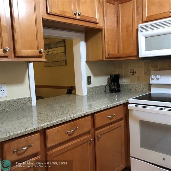 For Rent: $1,800 (1 beds, 1 baths, 700 Square Feet)