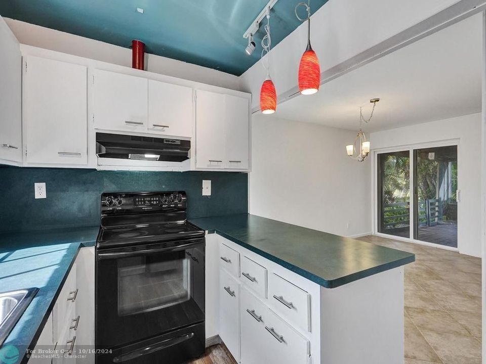 Active With Contract: $419,000 (2 beds, 1 baths, 1250 Square Feet)