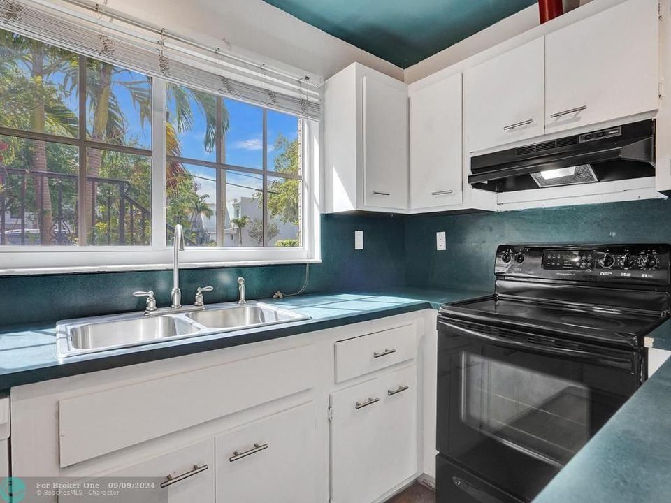 Active With Contract: $419,000 (2 beds, 1 baths, 1250 Square Feet)