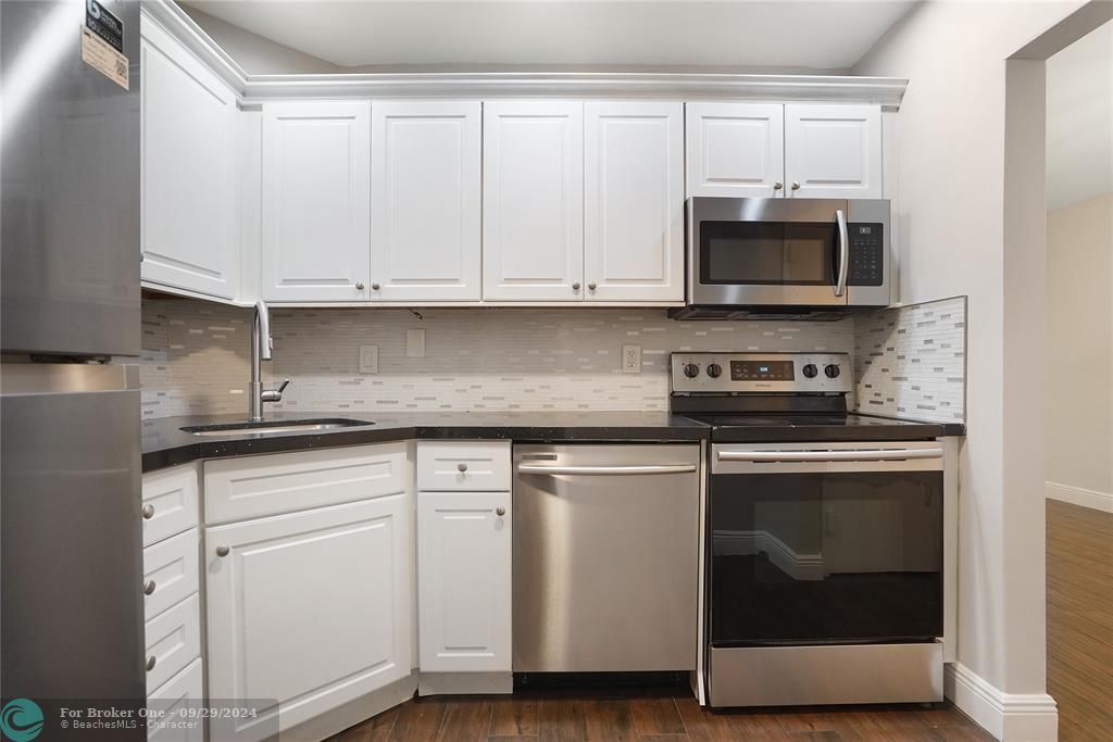 Active With Contract: $2,000 (2 beds, 2 baths, 1050 Square Feet)