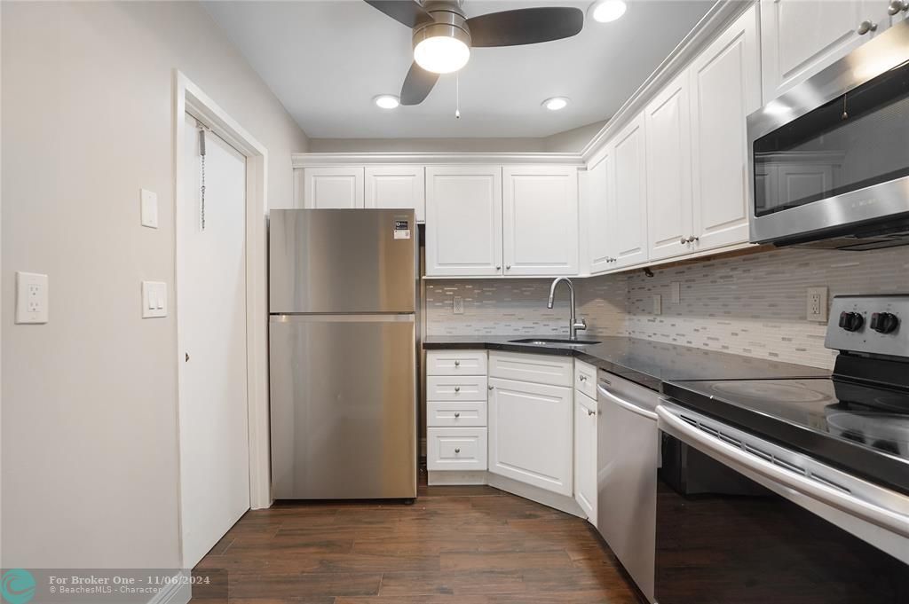 Active With Contract: $2,000 (2 beds, 2 baths, 1050 Square Feet)