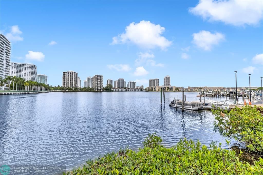 For Sale: $389,999 (2 beds, 2 baths, 1258 Square Feet)