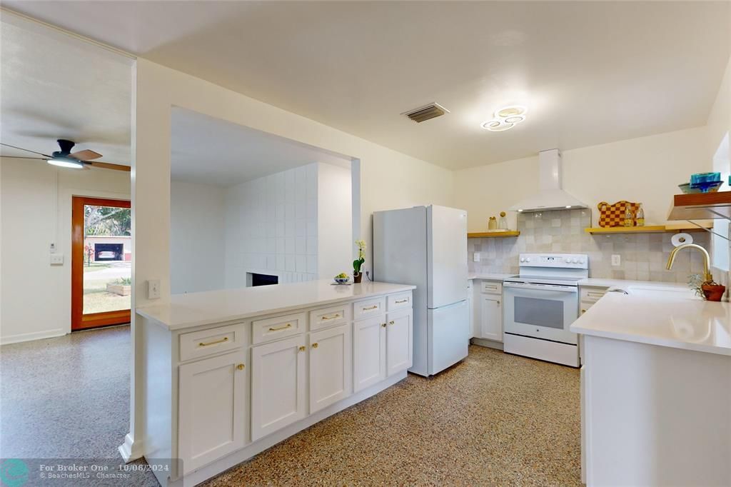 For Sale: $299,000 (3 beds, 1 baths, 1076 Square Feet)