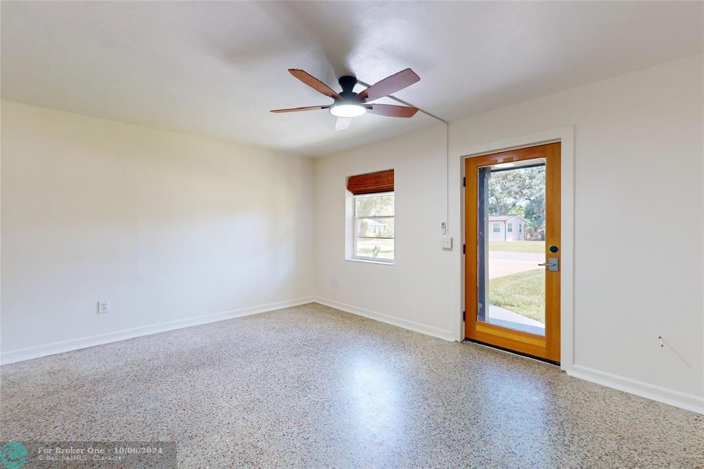 For Sale: $299,000 (3 beds, 1 baths, 1076 Square Feet)