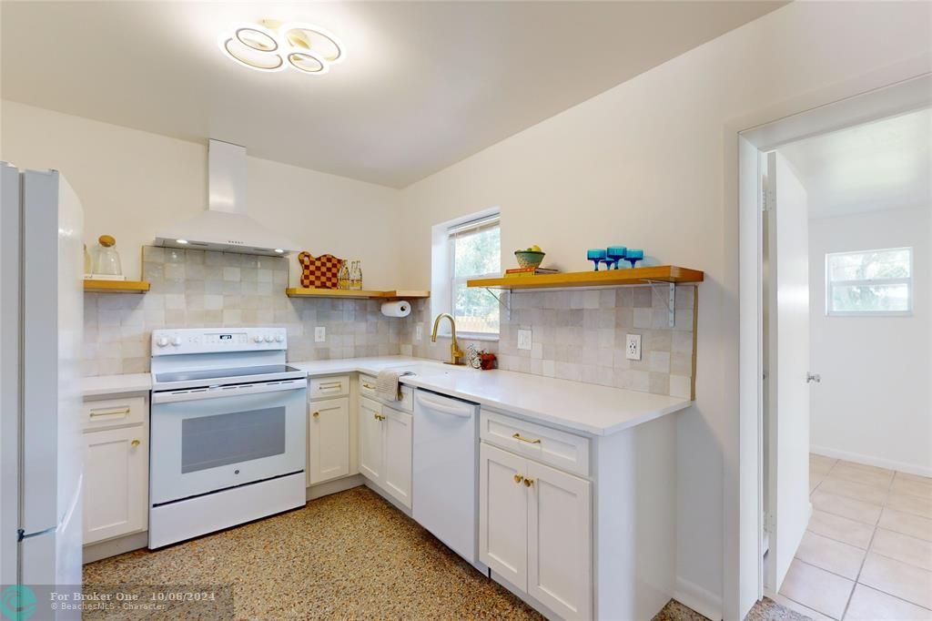 For Sale: $299,000 (3 beds, 1 baths, 1076 Square Feet)