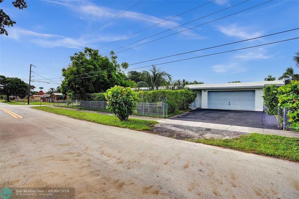 For Sale: $849,000 (3 beds, 2 baths, 2500 Square Feet)