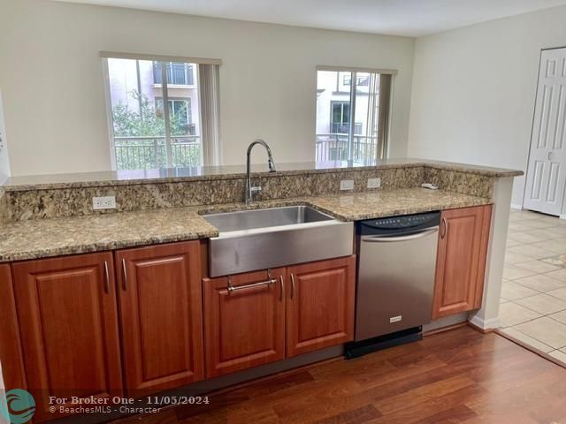 Active With Contract: $3,300 (2 beds, 2 baths, 1582 Square Feet)