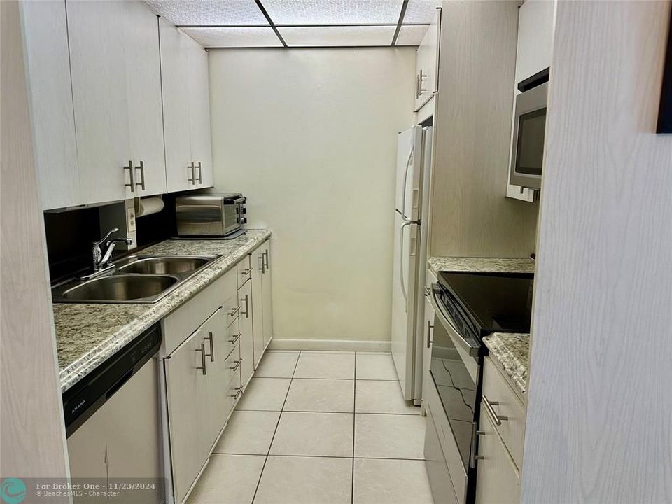 Active With Contract: $110,000 (1 beds, 1 baths, 808 Square Feet)