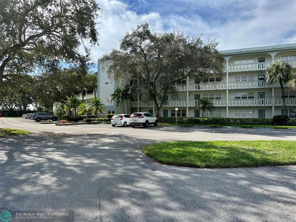 Active With Contract: $110,000 (1 beds, 1 baths, 808 Square Feet)