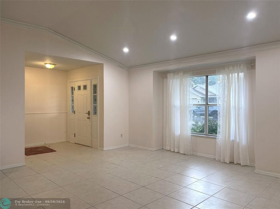 Active With Contract: $2,550 (3 beds, 2 baths, 1873 Square Feet)