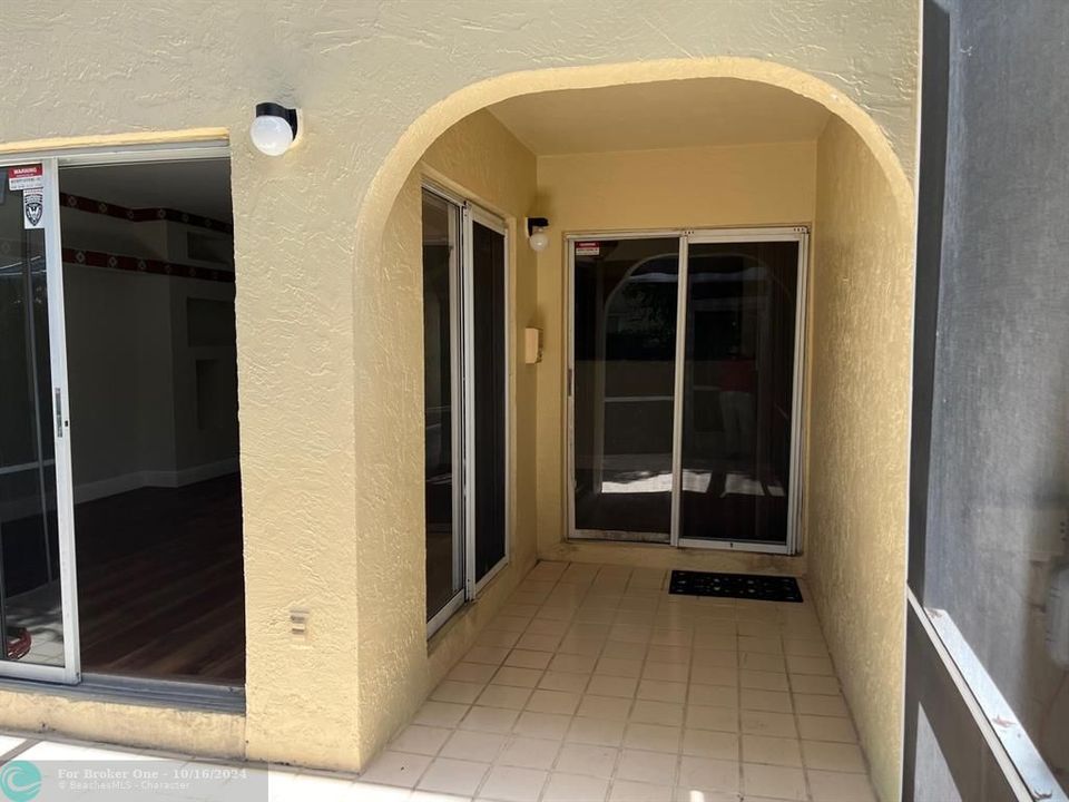 En Venta: $429,000 (3 camas, 3 baños, 1237 Pies cuadrados)