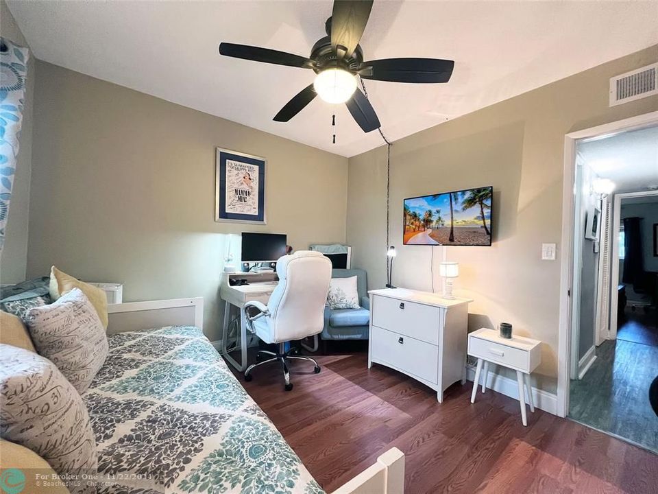 Active With Contract: $198,500 (2 beds, 1 baths, 900 Square Feet)