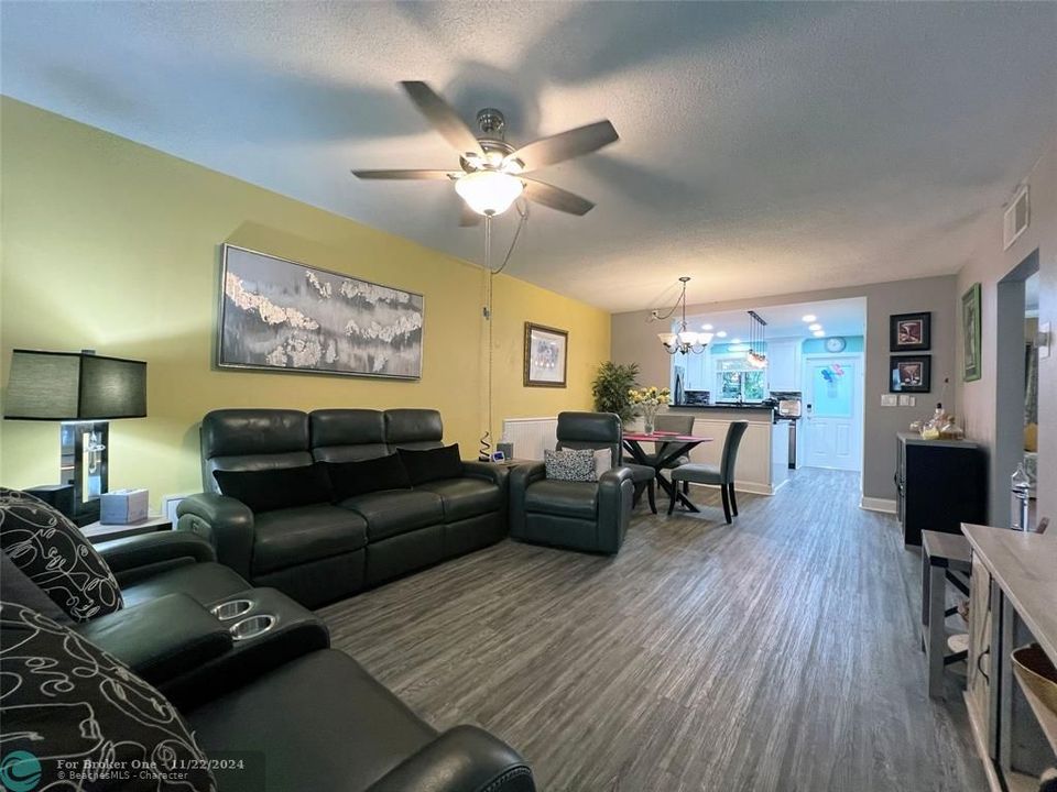 Active With Contract: $198,500 (2 beds, 1 baths, 900 Square Feet)