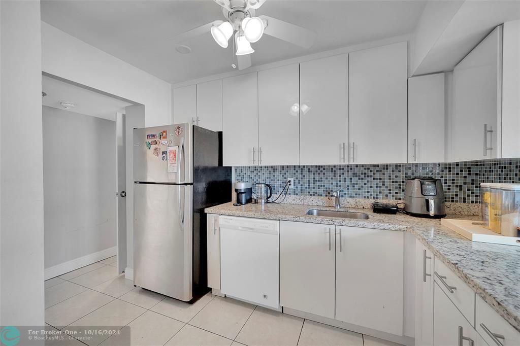 For Sale: $295,000 (2 beds, 1 baths, 940 Square Feet)