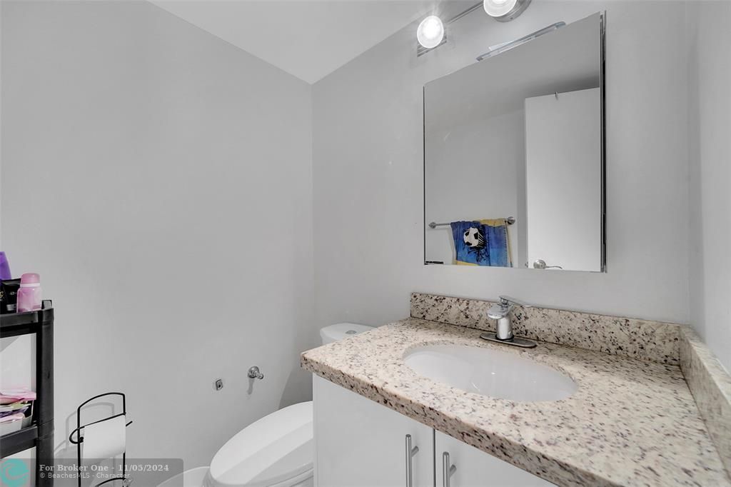 For Sale: $295,000 (2 beds, 1 baths, 940 Square Feet)