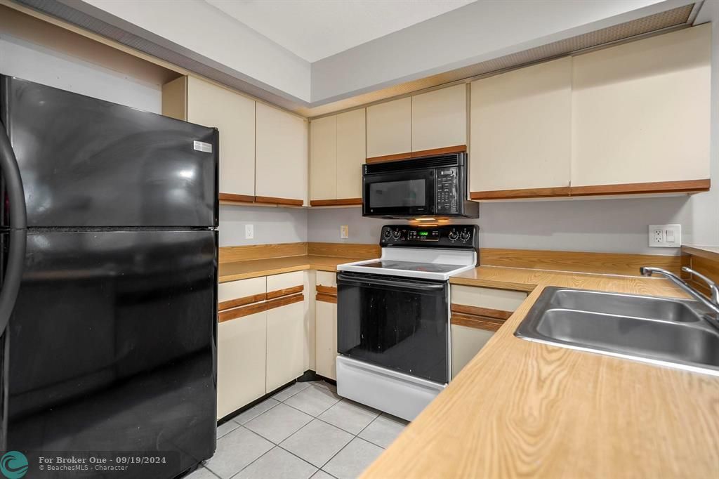 Active With Contract: $319,900 (2 beds, 2 baths, 1186 Square Feet)