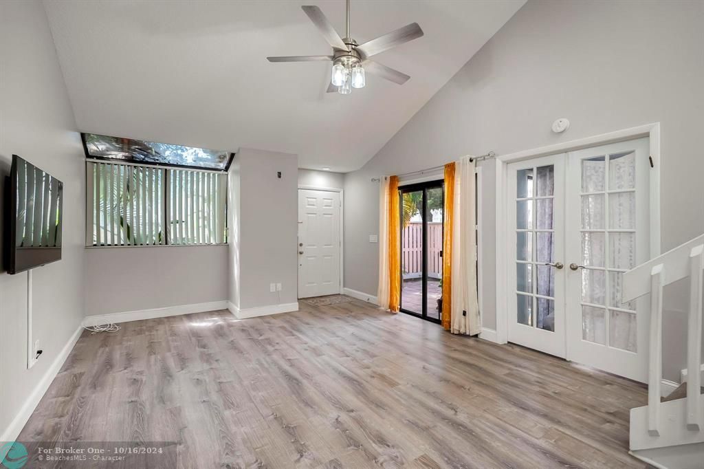 Active With Contract: $319,900 (2 beds, 2 baths, 1186 Square Feet)