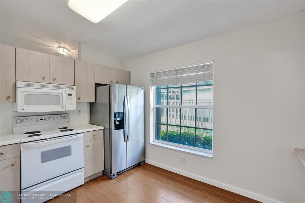 Active With Contract: $475,000 (3 beds, 2 baths, 1368 Square Feet)