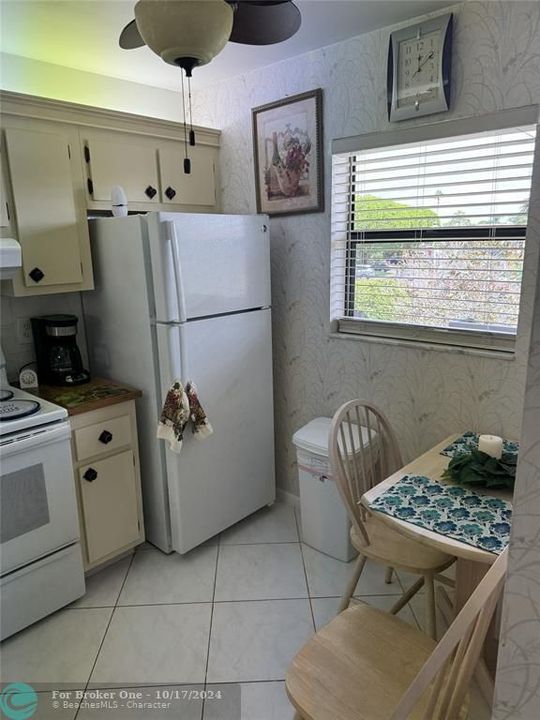 For Sale: $185,000 (2 beds, 2 baths, 857 Square Feet)