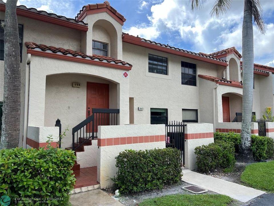 For Sale: $349,900 (2 beds, 2 baths, 1150 Square Feet)