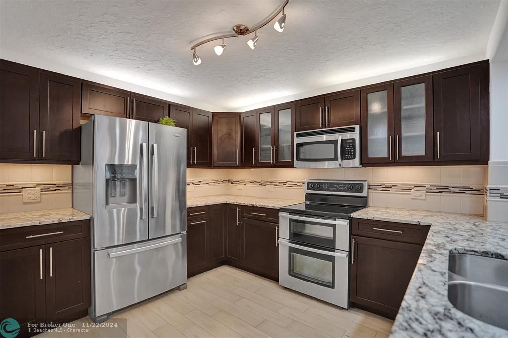 For Sale: $485,000 (2 beds, 2 baths, 1047 Square Feet)