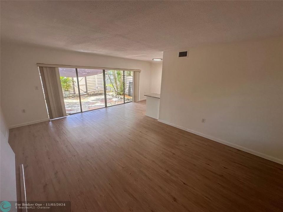 For Sale: $424,500 (2 beds, 1 baths, 1035 Square Feet)