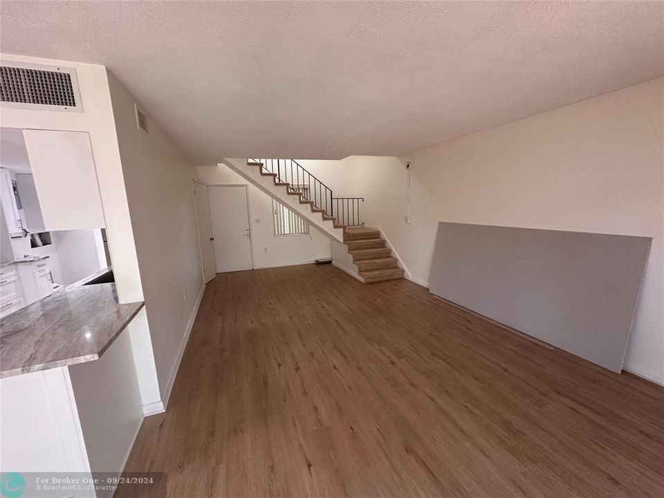 For Sale: $424,500 (2 beds, 1 baths, 1035 Square Feet)