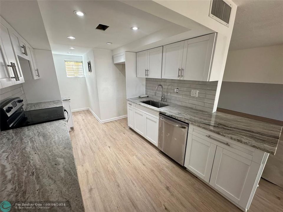 For Sale: $424,500 (2 beds, 1 baths, 1035 Square Feet)