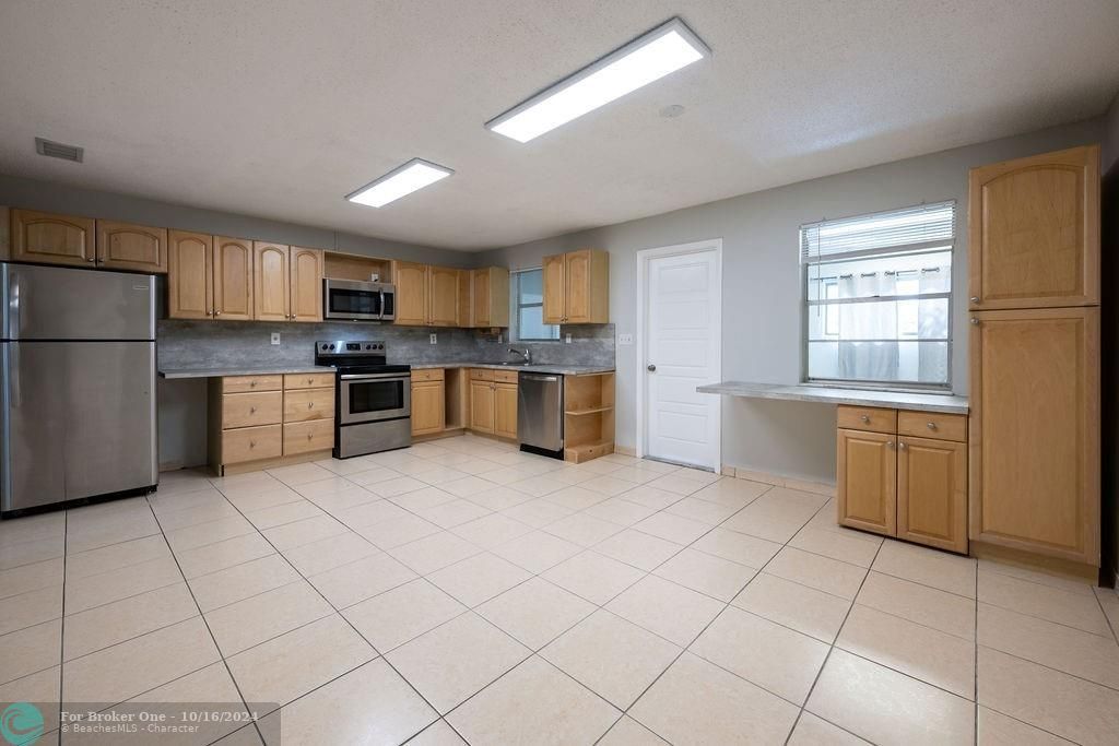 Active With Contract: $3,000 (3 beds, 2 baths, 1599 Square Feet)