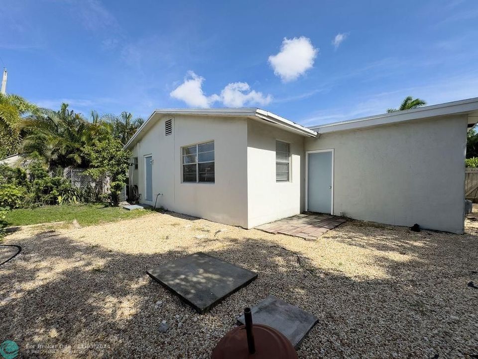 Active With Contract: $3,000 (3 beds, 2 baths, 1599 Square Feet)