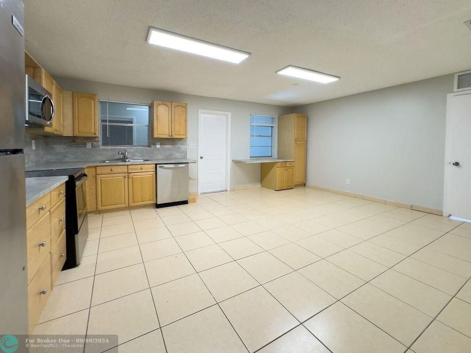 Active With Contract: $3,000 (3 beds, 2 baths, 1599 Square Feet)