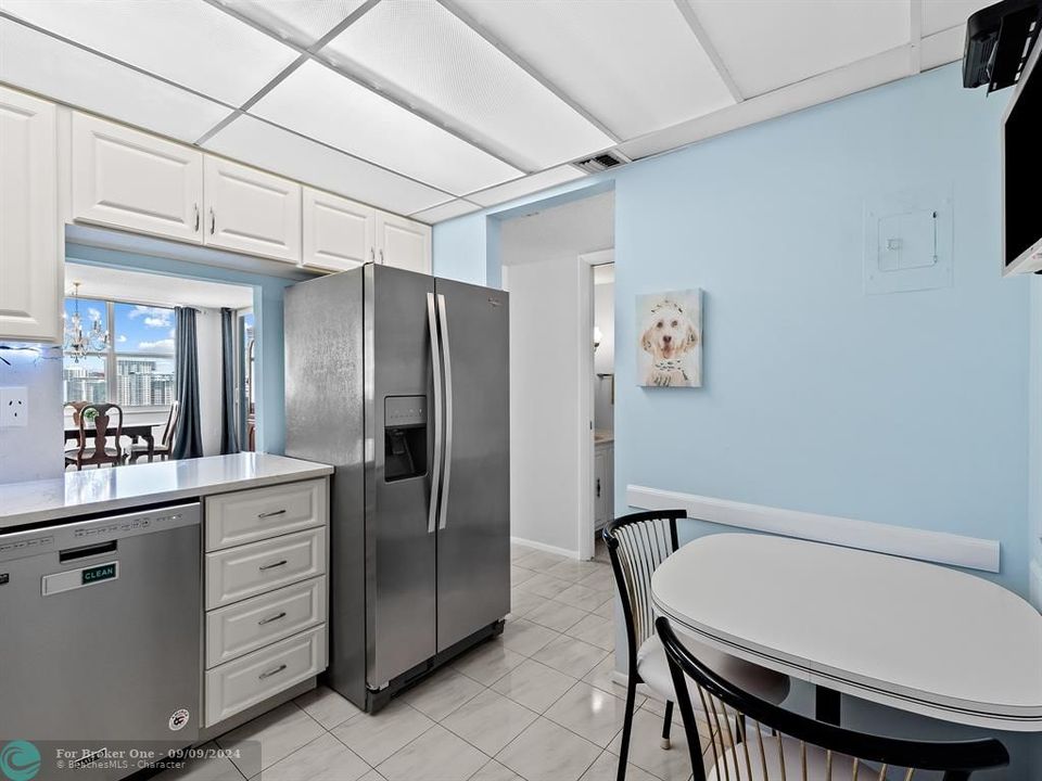 For Sale: $299,000 (1 beds, 1 baths, 995 Square Feet)