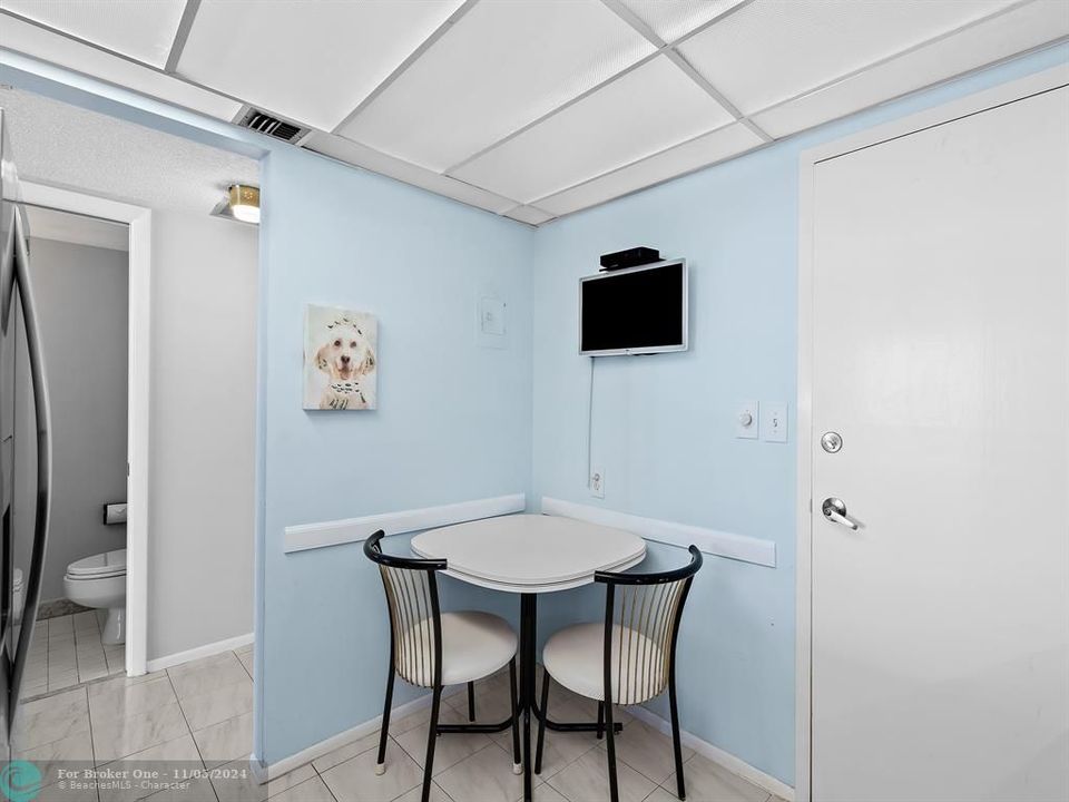 For Sale: $299,000 (1 beds, 1 baths, 995 Square Feet)