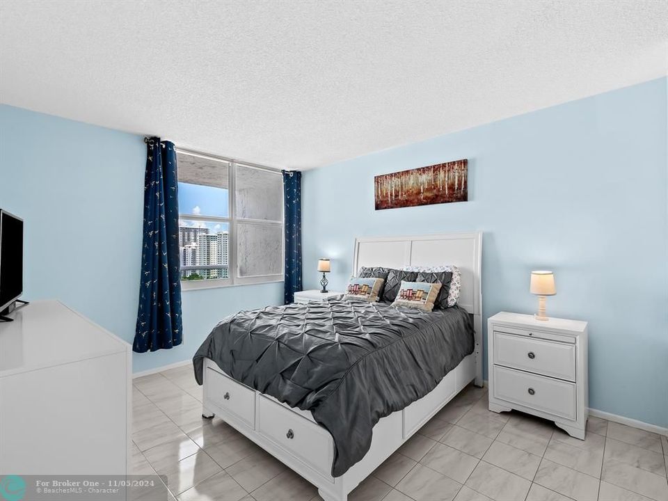 For Sale: $299,000 (1 beds, 1 baths, 995 Square Feet)