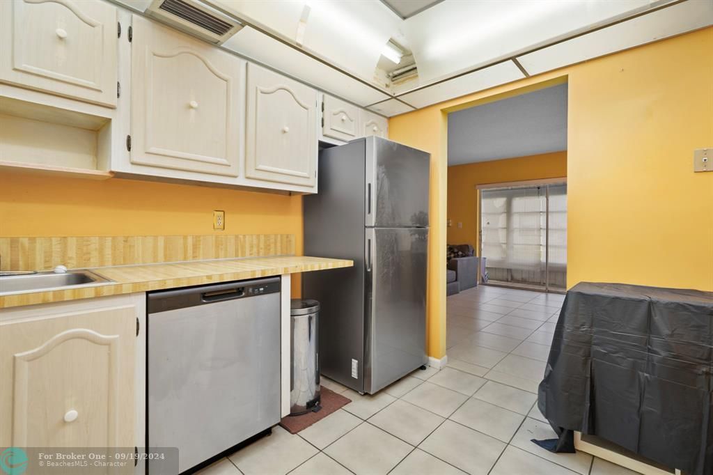 Active With Contract: $99,900 (1 beds, 1 baths, 738 Square Feet)