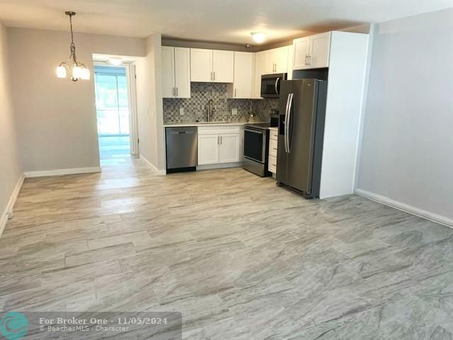 Active With Contract: $1,450 (1 beds, 1 baths, 595 Square Feet)