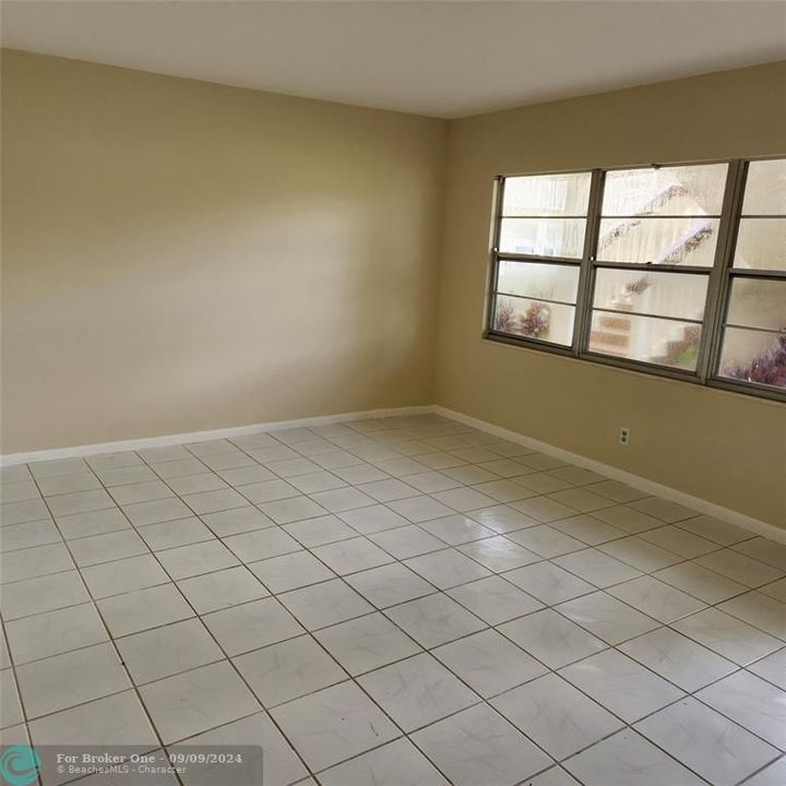 Active With Contract: $1,375 (1 beds, 1 baths, 720 Square Feet)